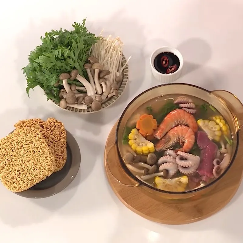 Lẩu hải sản bạch tuộc ăn kèm với bún tươi