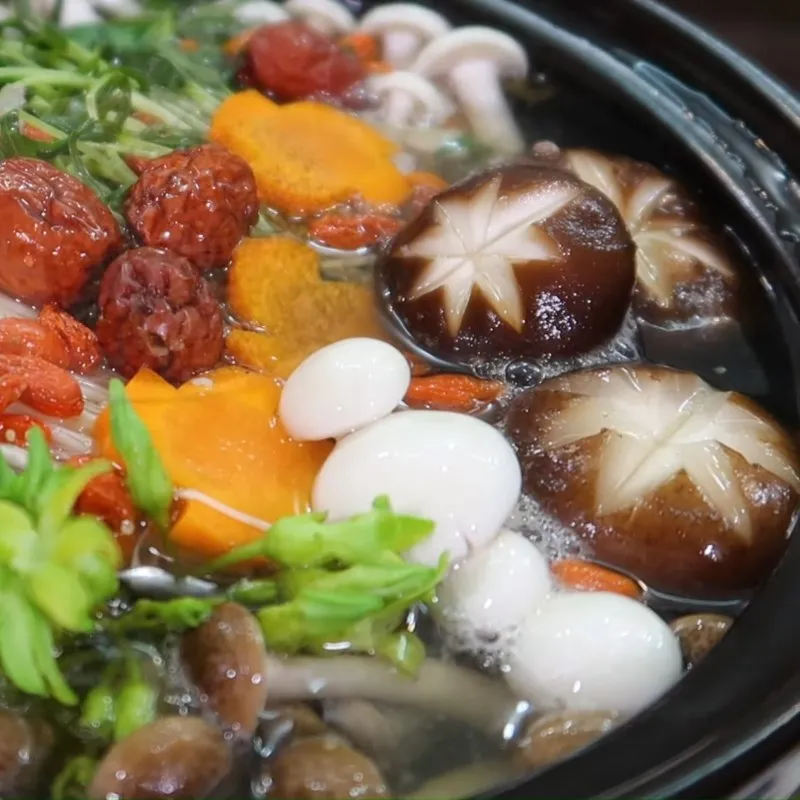 Chi tiết nồi lẩu nấm và hải sản chín tới