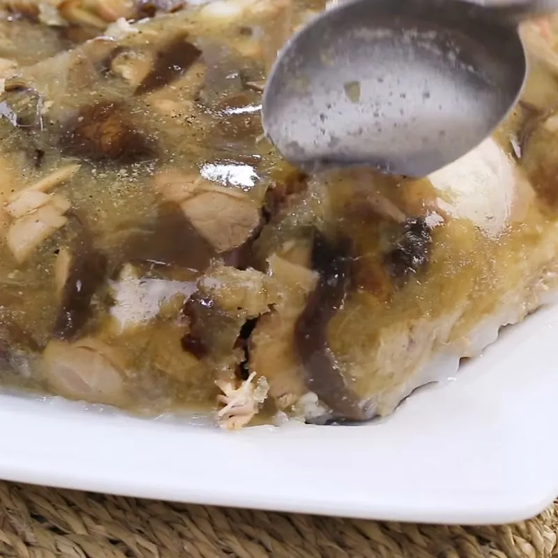 Món thịt đông hoàn thiện với màu sắc bắt mắt và hương vị hấp dẫn