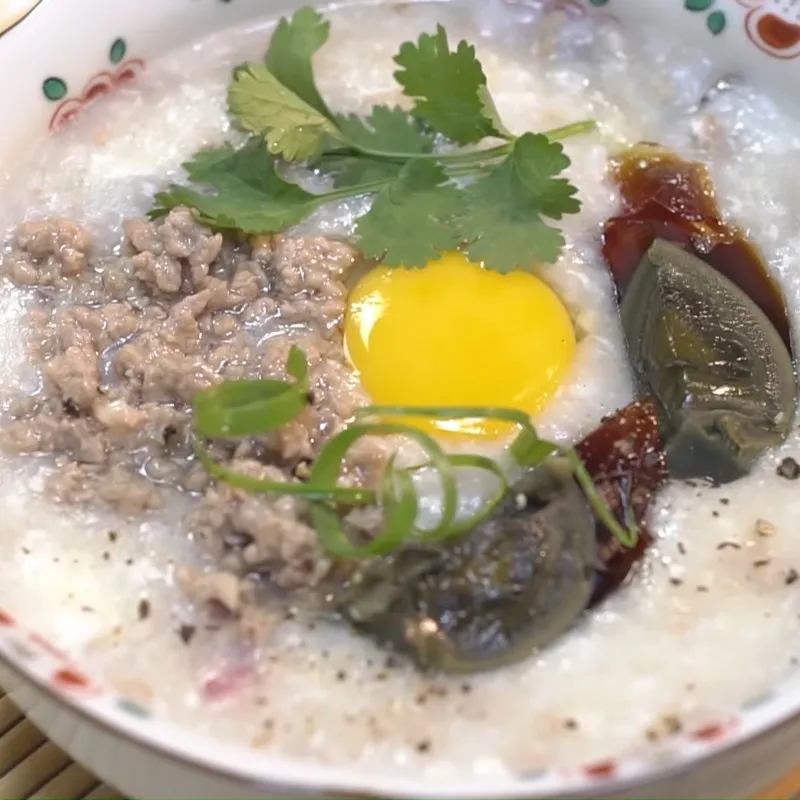 Tô cháo trứng bắc thảo thịt bò thơm ngon