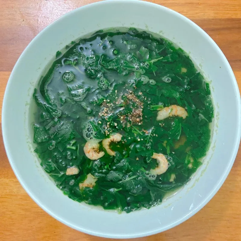 Thành phẩm món canh rau đay nấu tôm khô có màu sắc hài hòa và vị ngọt thanh