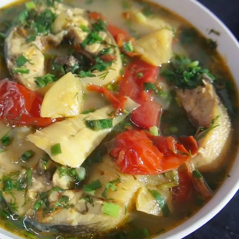 Tô canh chua cá tầm nghi ngút khói với màu sắc bắt mắt và giàu dinh dưỡng