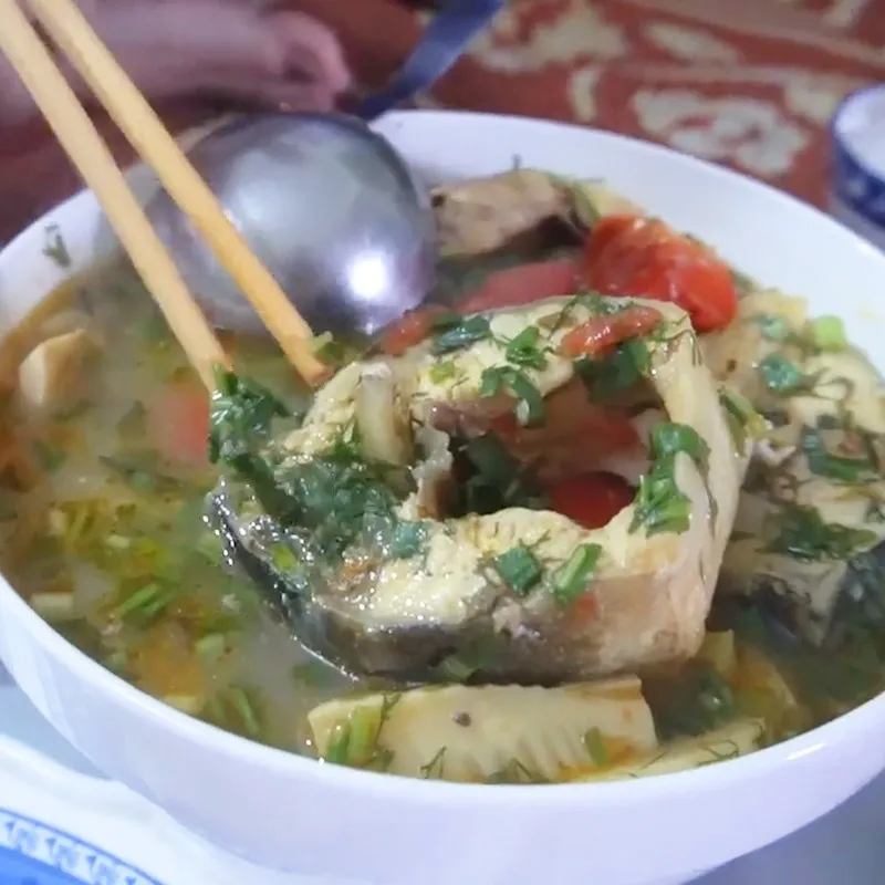 Trình bày món cá tầm nấu canh chua đẹp mắt để chiêu đãi khách quý