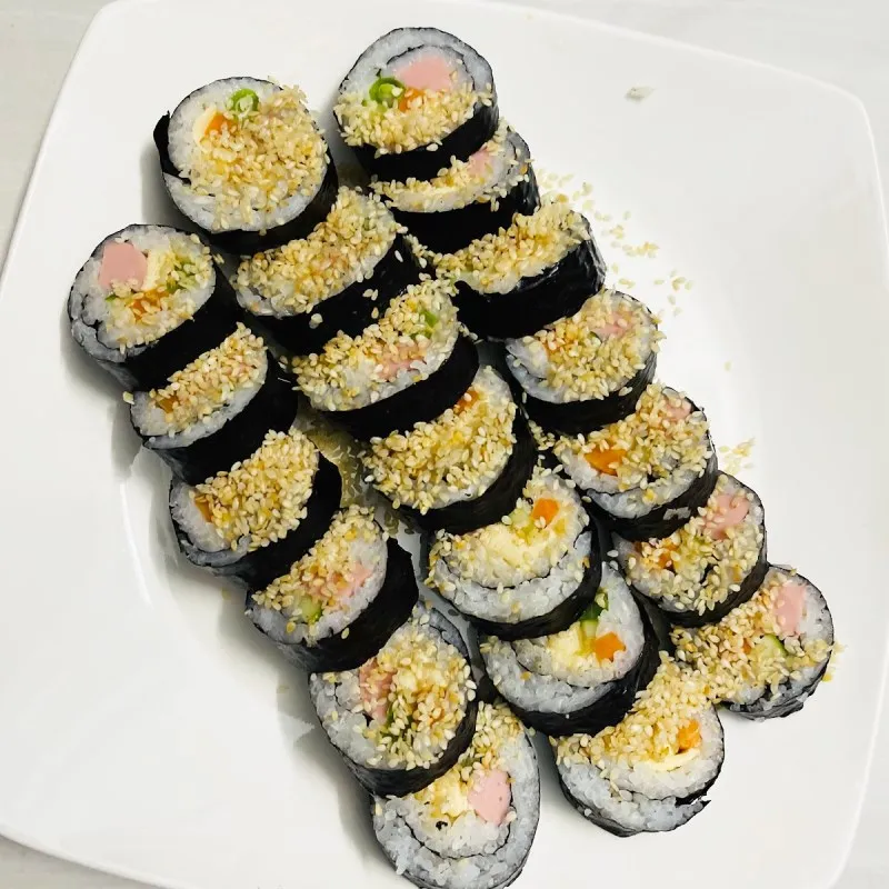Cận cảnh lát cắt Gimbap với nhân được nén chặt và phân bổ đều các thành phần