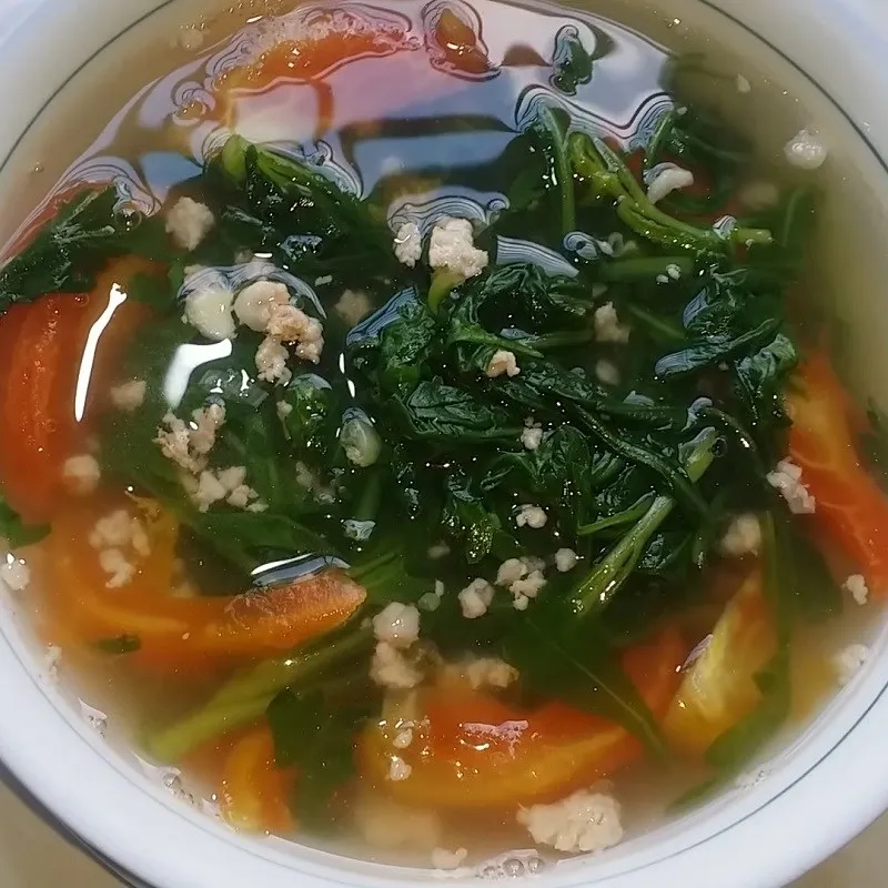 Món canh cải cúc cà chua thành phẩm với màu sắc bắt mắt và hương vị thanh tao