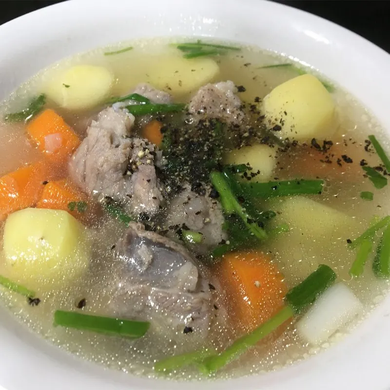 Thành phẩm món canh xương hầm khoai tây cà rốt đẹp như nhà hàng