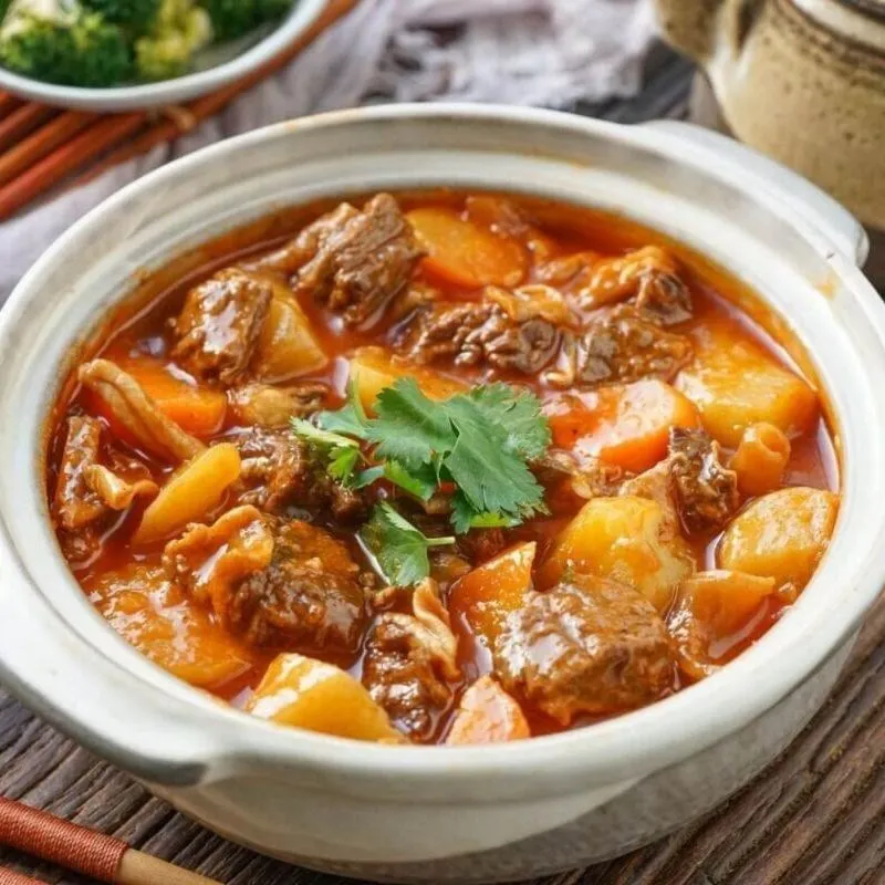 Hình ảnh tổng thể món gân bò sốt vang sau khi hoàn thành