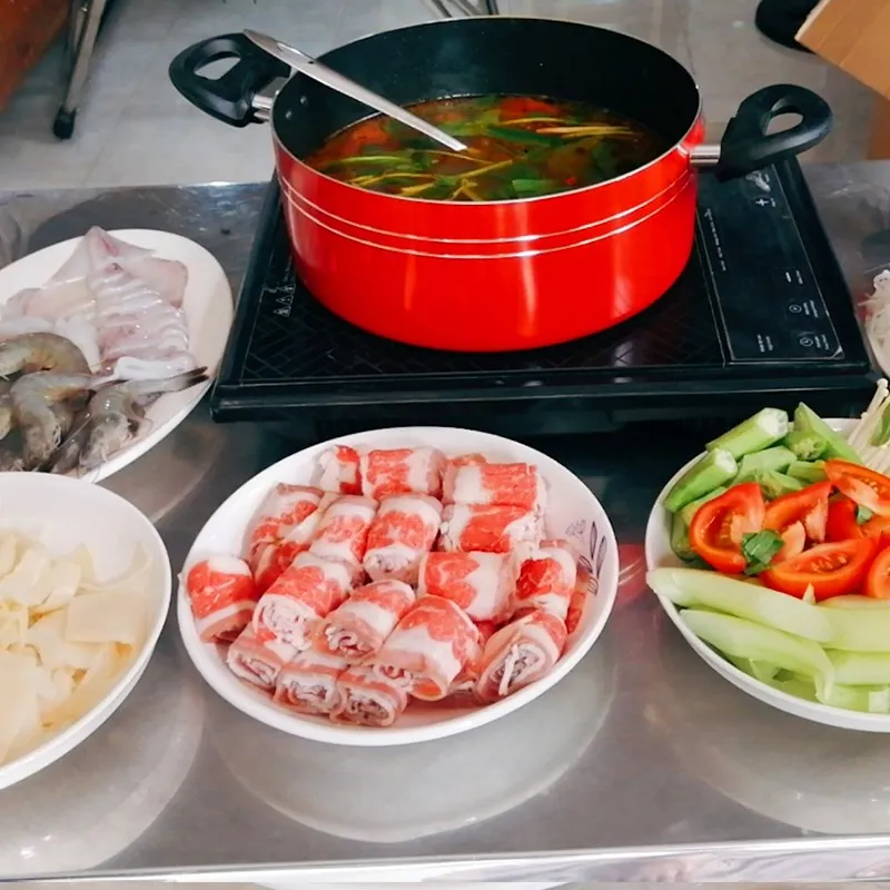 Nồi nước dùng lẩu Thái đang sôi sùng sục tỏa hương thơm ngào ngạt