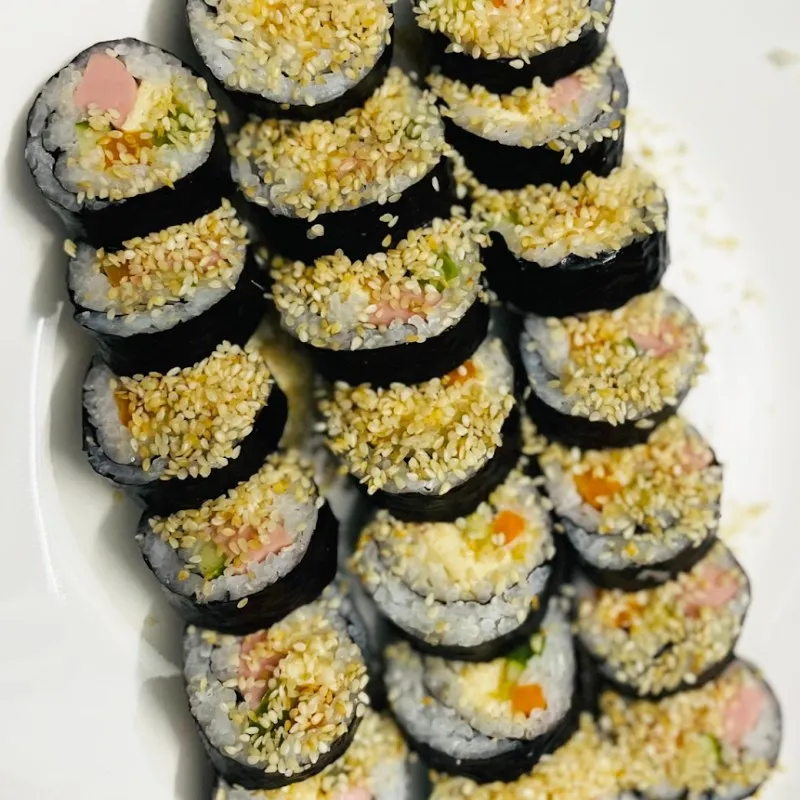 Món cơm cuộn rong biển được trình bày đẹp mắt cho bữa ăn gia đình năm 2026