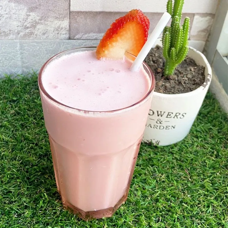 Ly sinh tố dâu tây sữa tươi màu hồng hấp dẫn