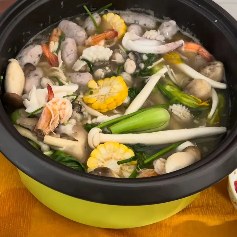 Thành phẩm lẩu nấm hải sản thơm ngon bắt mắt