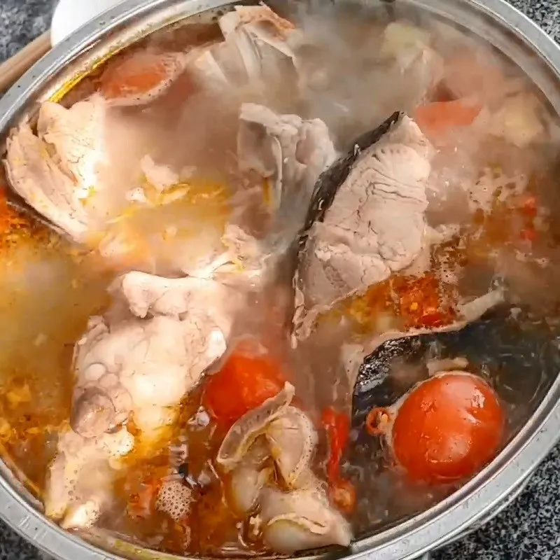 Nấu lẩu cá mè thơm ngon