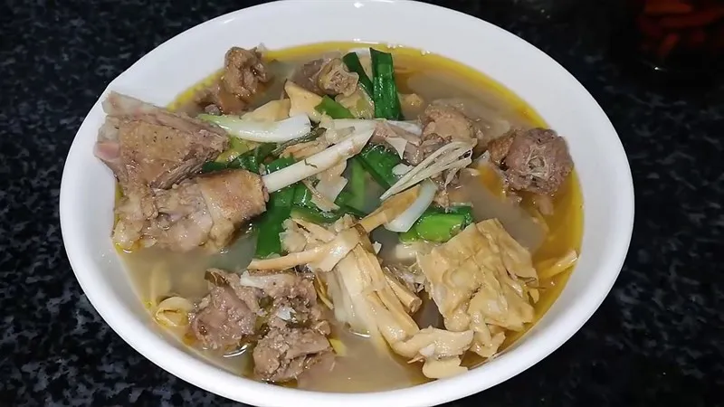 Thành phẩm món vịt nấu măng khô hoàn chỉnh trong tô