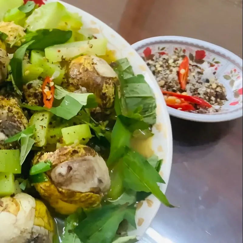Thành phẩm canh bầu với trứng vịt lộn rau răm