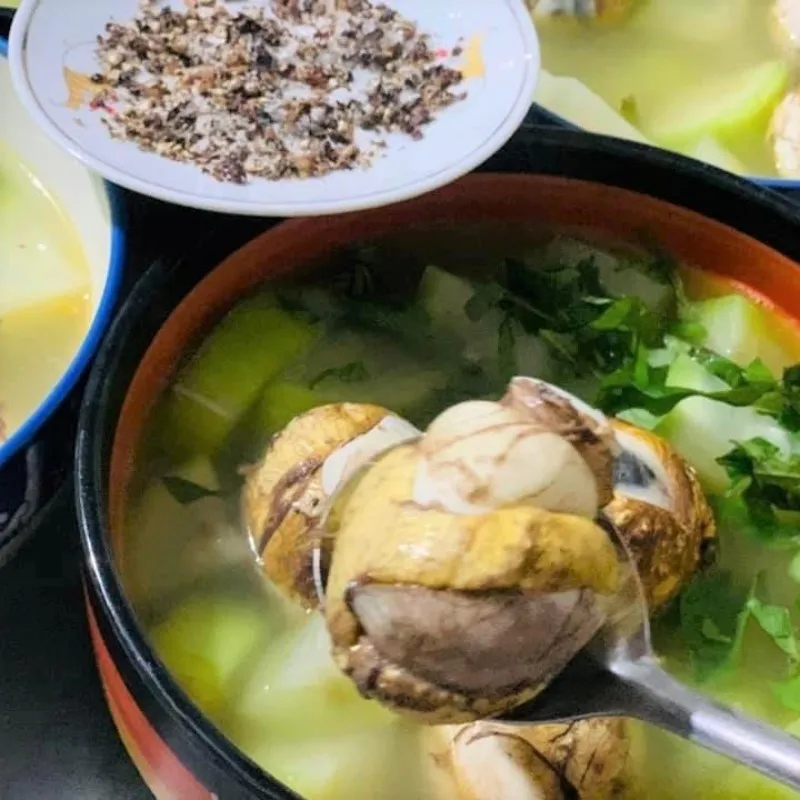 Thành phẩm canh bầu với trứng vịt lộn truyền thống