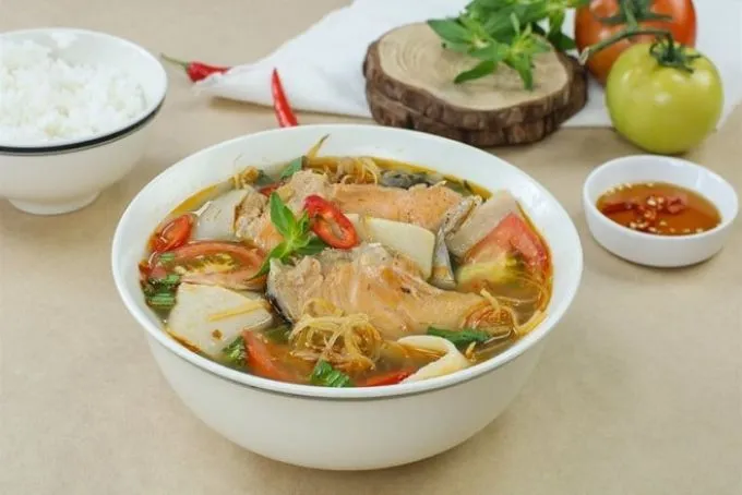Thành phẩm canh chua cá hồi ngon lành không bị tanh
