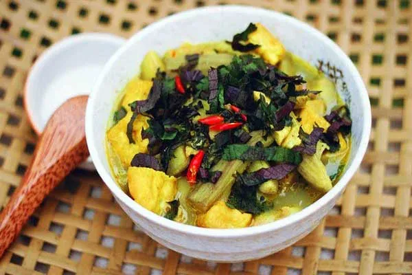 Canh ốc chuối đậu trong tô với đủ nguyên liệu và nước dùng trong