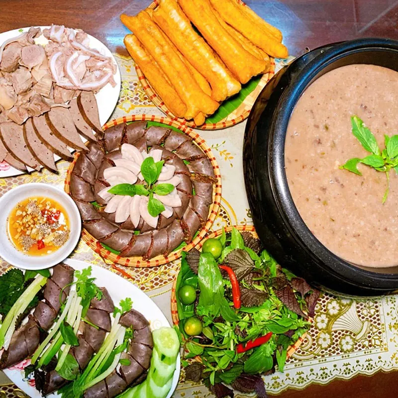 Thành phẩm món lẩu cháo lòng trông vô cùng hấp dẫn và bắt mắt