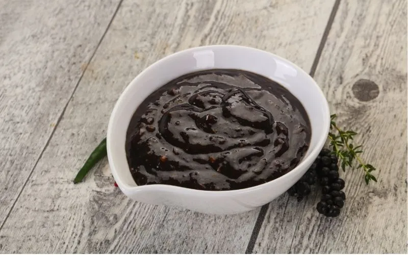 Thành phẩm nước sốt tiêu đen óng ả bám đều trên miếng steak thượng hạng