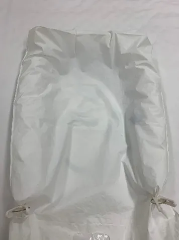 Dùng kẹp cố định khăn với túi nilon