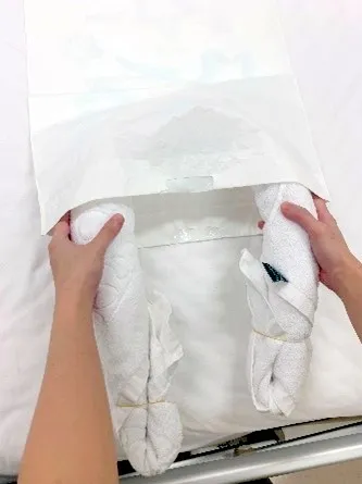 Đặt khăn vào túi nilon tạo lớp chống thấm