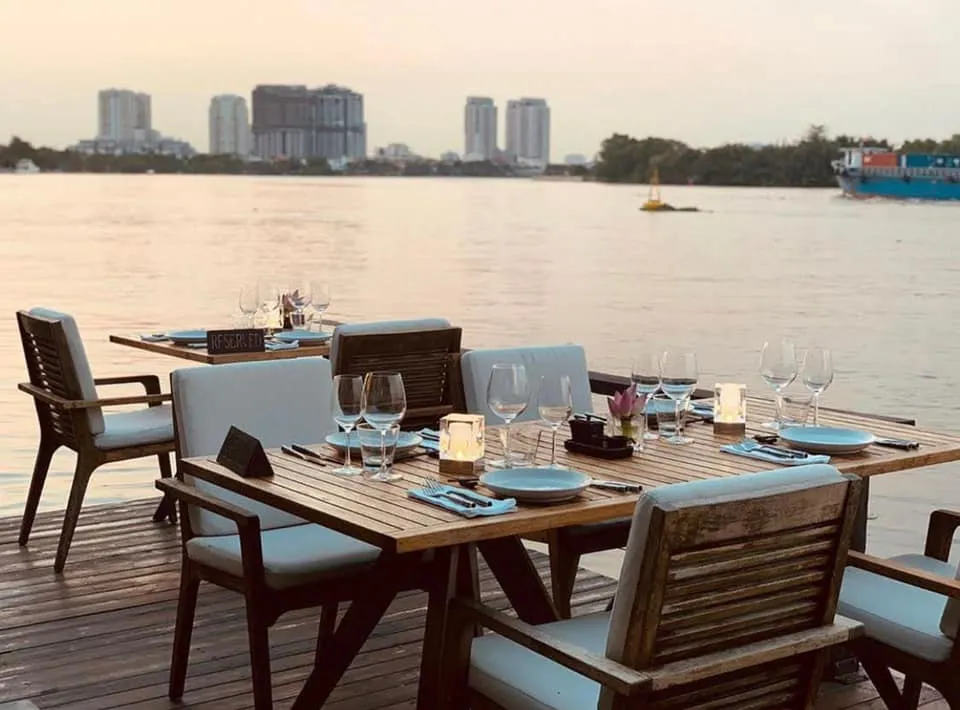 Không gian The Deck Saigon với thiết kế gỗ ấm áp, view sông Sài Gòn thoáng đãng