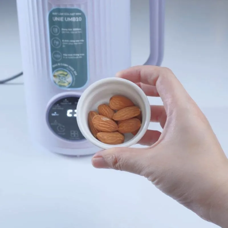 Thêm hạnh nhân và hoàn tất