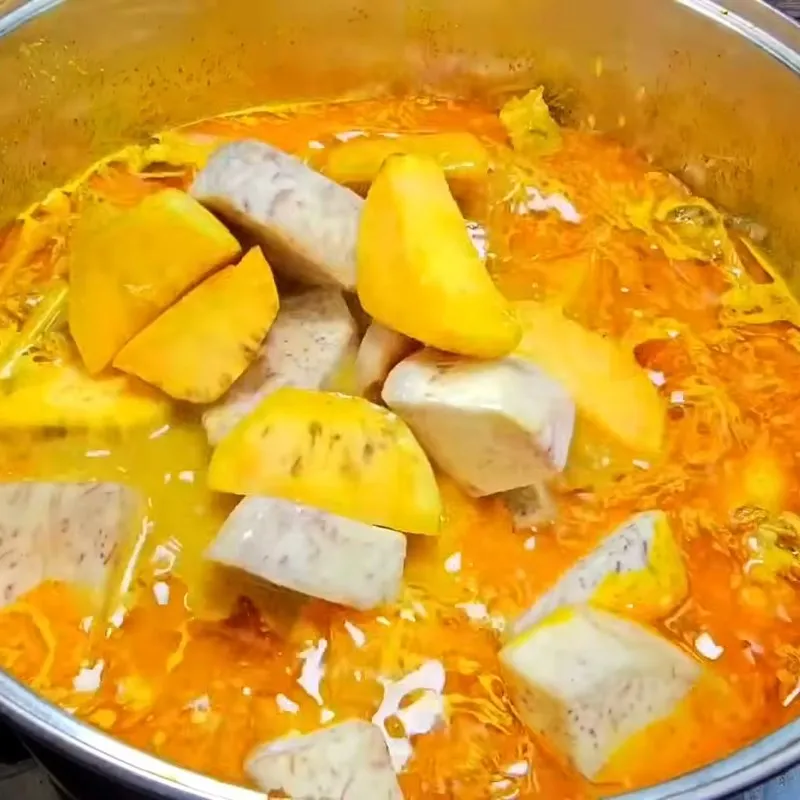 Bước 4 Thêm khoai vào hầm cho chín mềm