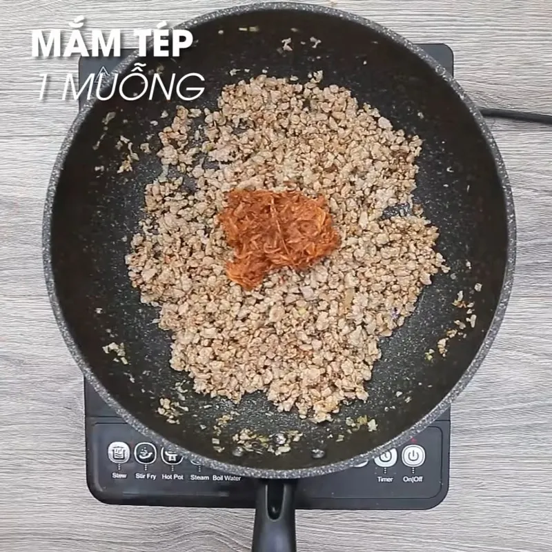 Thêm mắm tép và gia vị vào thịt, đảo đều cho hương vị quyện lẫn.