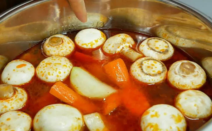 Thêm nước dừa tươi vào sườn kho, tạo hương vị đặc trưng cho món hủ tiếu