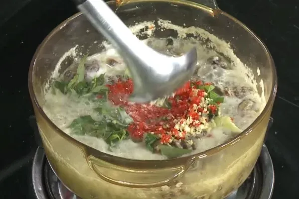 Hoàn thiện cách nấu ốc len xào dừa thơm ngon cùng rau răm và ớt tươi