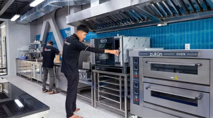 Thiết kế bếp kiểu dây chuyền sản xuất