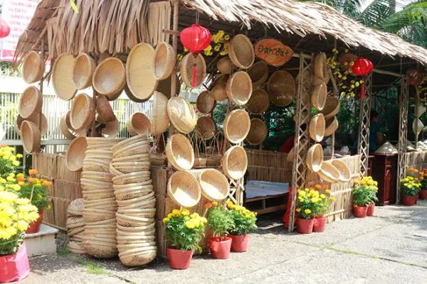 Thiết kế gian hàng chợ quê với mái lá và giỏ tre