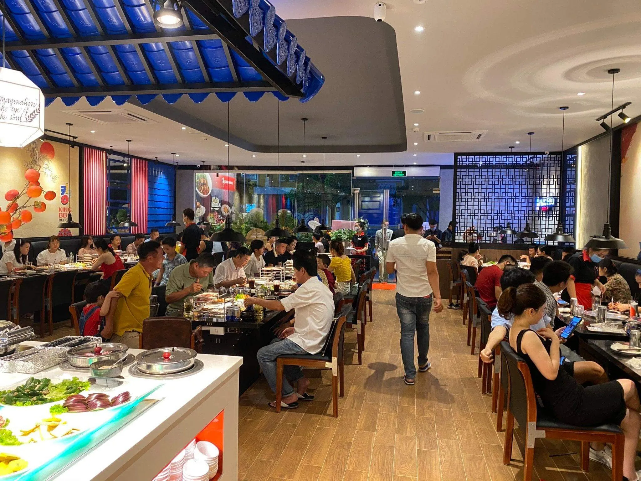Mặt bằng buffet Hàn Quốc với khu nướng tại bàn