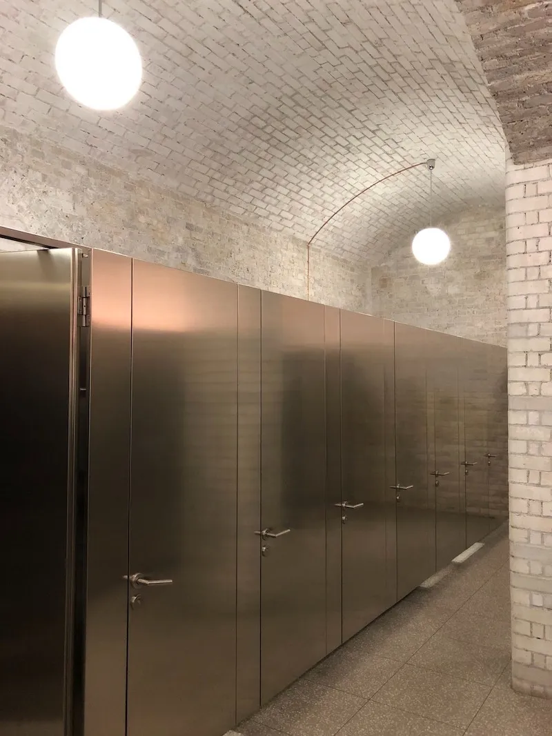 Phong cách tối giản giảm chi tiết rườm rà, tạo không gian tinh tế, đồng thời dễ bảo trì, đảm bảo nhà vệ sinh luôn gọn gàng, sạch sẽ