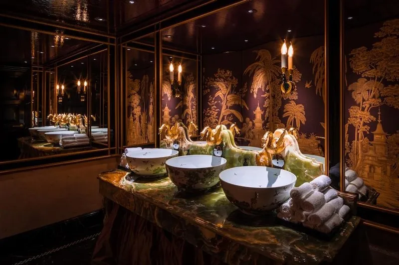 Nhà vệ sinh sang trọng không chỉ phục vụ chức năng cơ bản mà còn trở thành điểm nhấn thẩm mỹ, nâng cao trải nghiệm khách hàng và uy tín thương hiệu