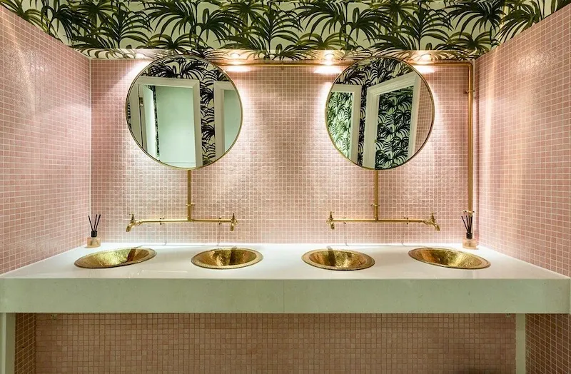 Ánh sáng được bố trí tinh tế, kết hợp đèn trang trí và ánh sáng nền, mang lại không gian vừa sáng đẹp vừa thư giãn cho khách hàng