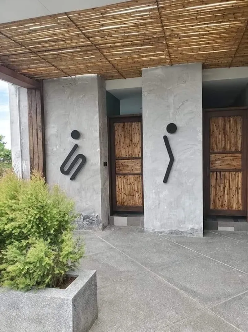 Khi thiết kế nhà vệ sinh nhà hàng, cần chọn vật liệu bền, chống trượt, dễ lau chùi, chống thấm nước và phù hợp với phong cách tổng thể