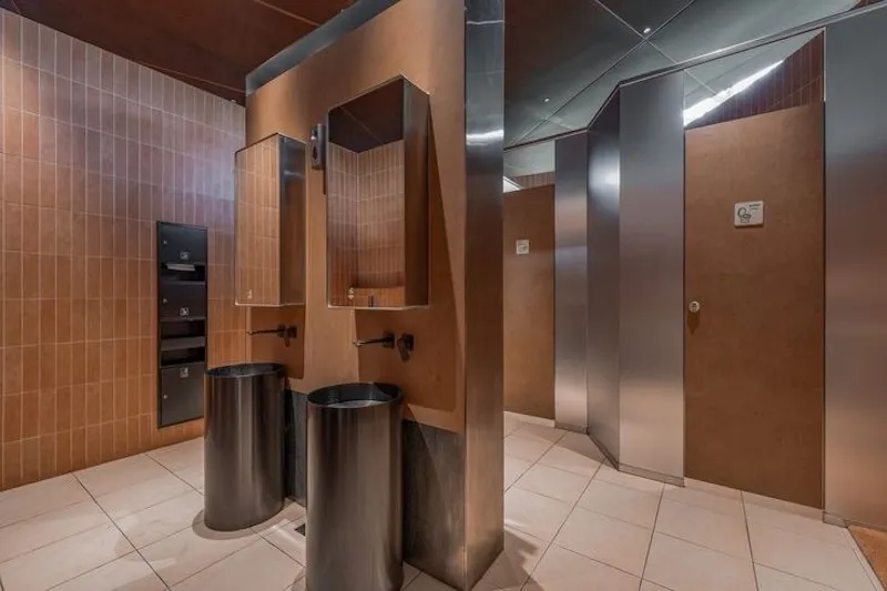 Khi thiết kế nhà vệ sinh nhà hàng, tiện ích bổ sung cần chọn phù hợp, thuận tiện, vệ sinh, an toàn và nâng cao trải nghiệm khách hàng mọi đối tượng