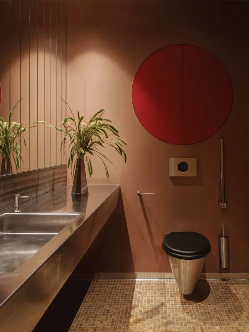 Khi thiết kế nhà vệ sinh nhà hàng cần lưu ý sàn chống trượt, hệ thống nước sạch, xử lý nước thải đúng chuẩn và bố trí thân thiện cho người khuyết tật