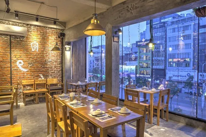 Thiết kế nội thất mang tông màu trung tính, tạo cảm giác ấm cúng, thư giãn cho thực khách