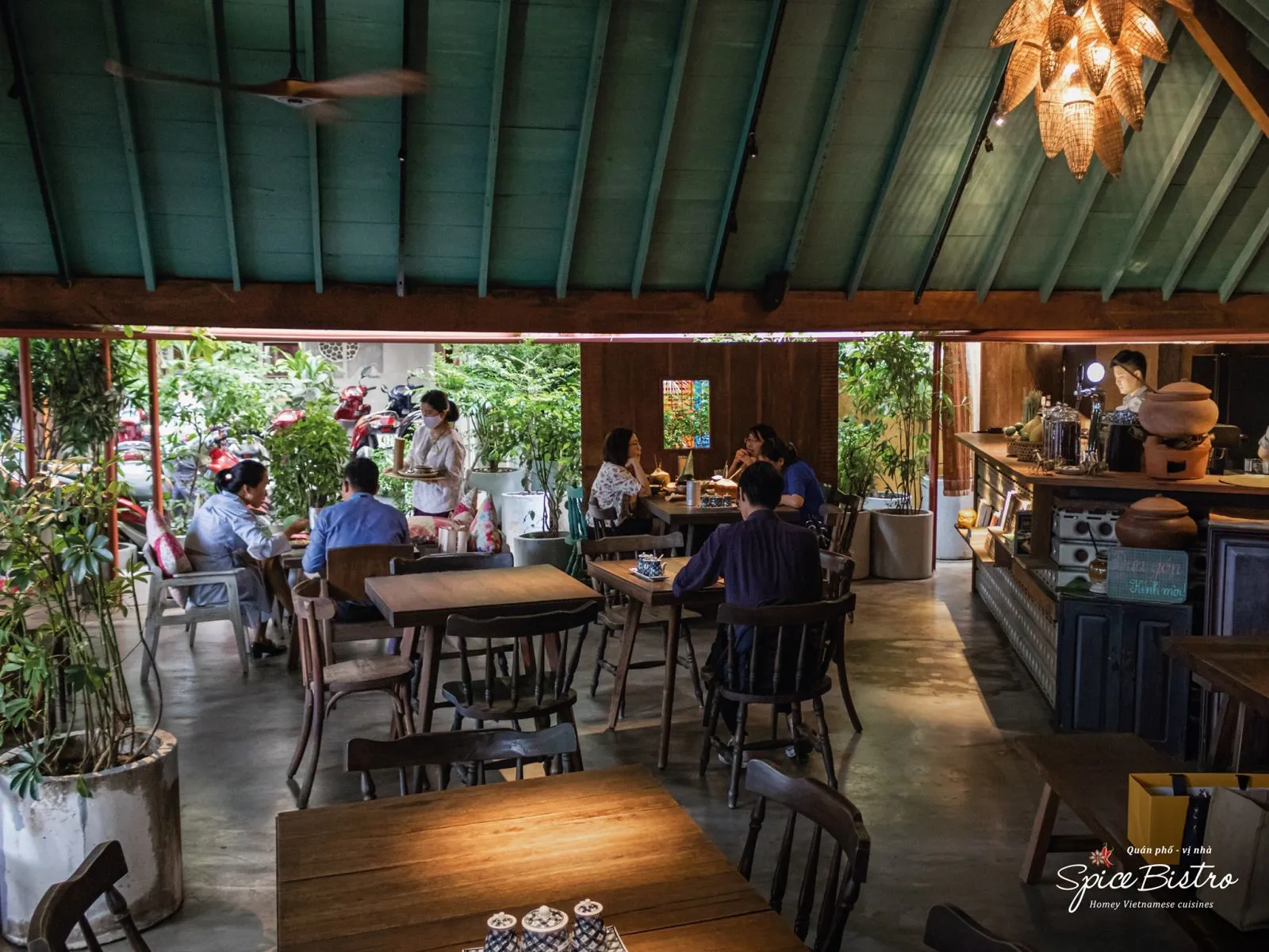 Khu vực bar cafe tại Spice Bistro