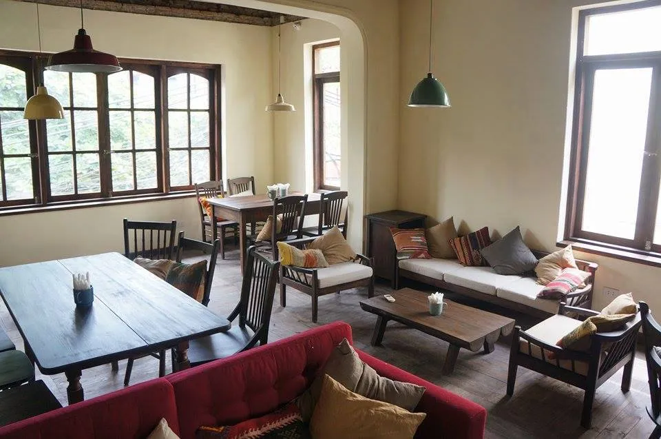 Khu vườn ngoài trời phủ rêu phong