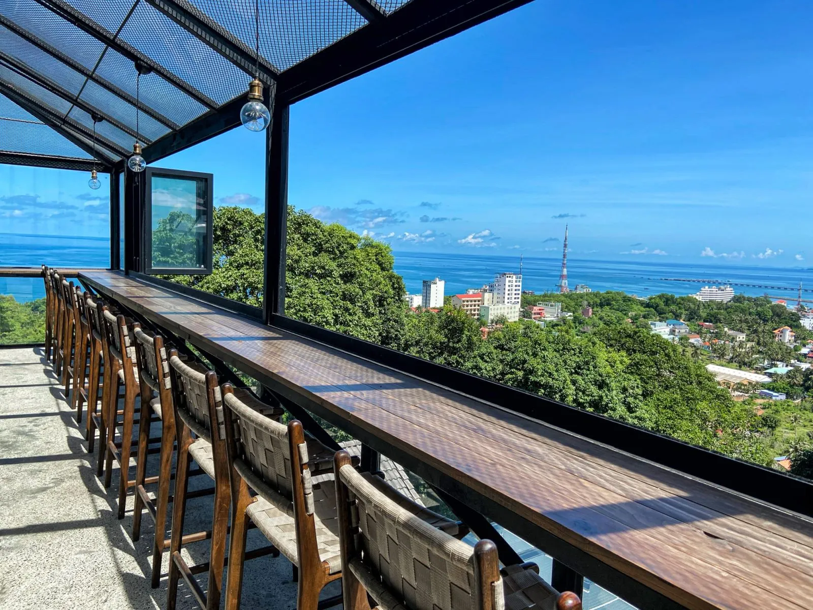 Bàn ăn với view hoàng hôn