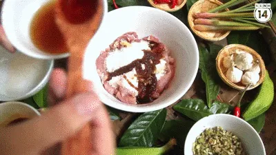 Sơ chế và ướp thịt với gia vị là bước quan trọng nhất.