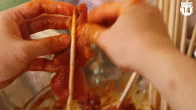 Kẹp thịt vào xiên tre truyền thống giúp món ăn giữ đúng hương vị quê hương.