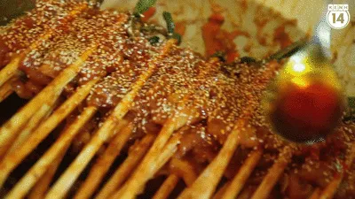 Lớp vừng trắng giúp món bánh tráng cuốn thịt nướng thêm phần thơm ngon.