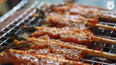 Nướng thịt trên bếp than giúp món ăn có mùi vị thơm ngon đặc trưng.