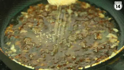 Công đoạn nấu sốt chấm đòi hỏi sự khéo léo để không bị cháy.