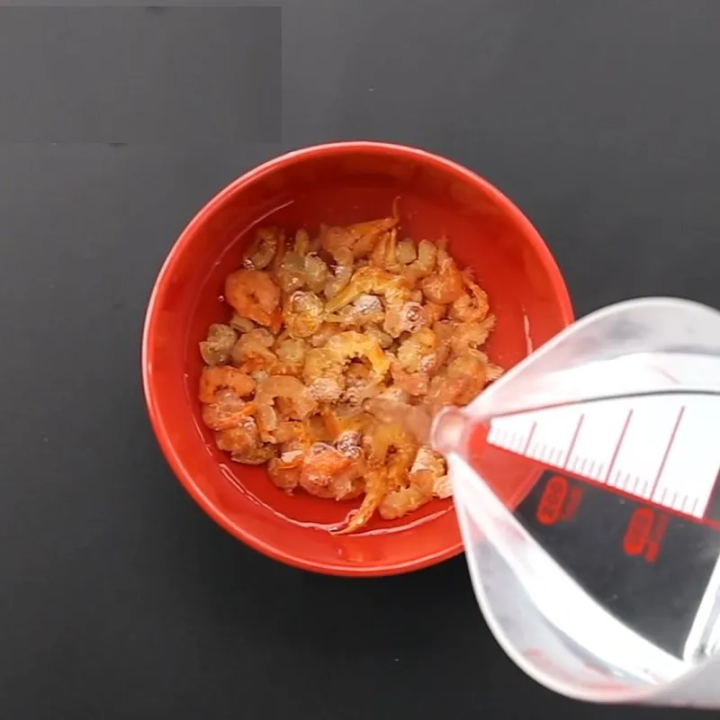 Thịt ba chỉ thái hạt lựu để làm tóp mỡ cho kho quẹt